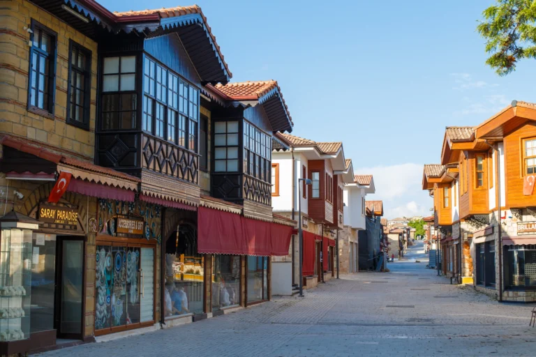 Mahallenizde Görünmez misiniz? Yerel İşletmeler İçin Yapay Zeka Görünürlüğü ve TrendTopic'in Şehir Bazlı Mimarisi